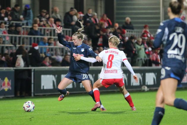 14.12.2025 Fußball Frauen 2025 2026 Google Pixel Frauen-Bundesliga 13. Spieltag RB Leipzig - TSG Hoffenheim RB-Trainingszentrum am Cottaweg Leipzig Laura Gloning (TSG, 20, blau) im Zweikampf mit Emilia Asgeirsdottir (RBL, 8, weiß). Leipzig Sachsen Deutschland