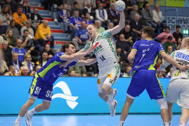 14.12.2025, xtgx, VfL Gummersbach - SC Magdeburg v.l. Omar Ingi Magnusson (Magdeburg, 14) wirft Tor, Torschuetze, erzielt Tor, Treffer, scores the goal Gummersbach