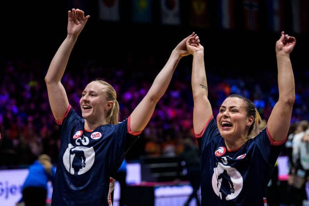 251214 Henny Ella Reistad and Nora Mork of Norway celebrate after winning in the IHF Women s World Championship, WM, Weltmeisterschaft final between Germany and Norway on December 14, 2025 in Rotterdam. Photo: Joel Marklund BILDBYRAN kod JM JM0758 bbeng handball handboll handball vm handball-vm handbolls-vm ihf handball world championship world handball championship 2025 world championship 2025 final tyskland norway norge germany dam bbauto jubel Copyright: JOELxMARKLUND BB251214JM078