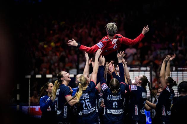 251214 Goalkeeper Katrine Lunde of Norway celebrates with teammates after winning in the IHF Women s World Championship, WM, Weltmeisterschaft final between Germany and Norway on December 14, 2025 in Rotterdam. Photo: Joel Marklund BILDBYRAN kod JM JM0758 bbeng handball handboll handball vm handball-vm handbolls-vm ihf handball world championship world handball championship 2025 world championship 2025 final tyskland norway norge germany dam jubel Copyright: JOELxMARKLUND BB251214JM079