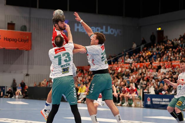 Handball 1. Handball-Bundesliga, DAIKIN HBL 2025 2026 - Handball Verein Hamburg (HSVH) vs. GWD Minden Jacob Arenth Lassen (Hamburg) im Zweikampf mitAlexander Weck (Minden) und Eimantas Grimuta (Minden) . Sporthalle Hamburg Hamburg Foto: Frank Schoof