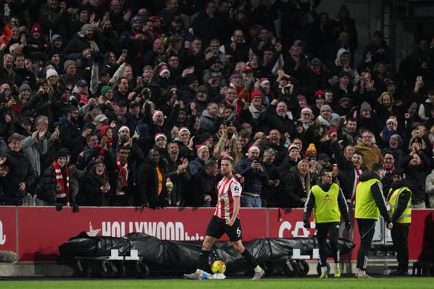 Premier League Brentford v Leeds United Brentford fans celebrate 1-0 lead from Jordan Henderson of Brentford during the Premier League match Brentford vs Leeds United at The Gtech Community Stadium, London, United Kingdom, 14th December 2025 (Photo by Harvey Murphy News Images) Copyright: xHarveyxMurphy NewsxImagesx
