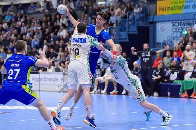 14.12.2025, xydrx, Handball, 1.HBL, VfL Gummersbach - SC Magdeburg, Schwalbe-Arena: Julian Koester (VfL Gummersbach 7) im Zweikampf gegen Elvar Oern Jonsson (SC Magdeburg 19) und Magnus Saugstrup (SC Magdeburg 23) Photo: xYannisxDreimannxPressefotoKochx Nordrhein-Westfahlen Deutschland