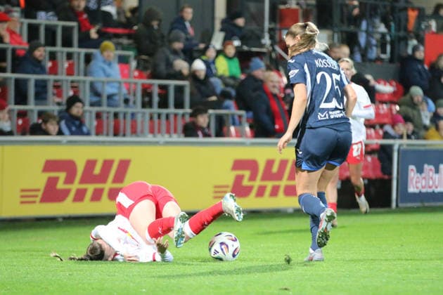 14.12.2025 Fußball Frauen 2025 2026 Google Pixel Frauen-Bundesliga 13. Spieltag RB Leipzig - TSG Hoffenheim RB-Trainingszentrum am Cottaweg Leipzig Zwikampf von Melissa Kössler (TSG, 25, blau) mit Julia Magerl (RBL, 5, weiß). Leipzig Sachsen Deutschland