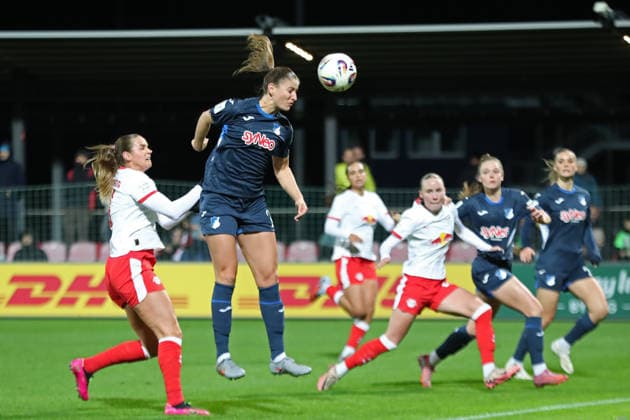Google Pixel Frauen-Bundesliga, RB Leipzig - TSG Hoffenheim; 14.12.2025 Melissa Kössler (25, TSG Hoffenheim) per Kopf. Fußball, Google Pixel Frauen-Bundesliga, Saison 2025 2026, 13. Spieltag: RB Leipzig vs. TSG 1899 Hoffenheim am 14.12.2025, Trainingszentrum Cottaweg, Leipzig. DFB REGULATIONS PROHIBIT ANY USE OF PHOTOGRAPHS AS IMAGE SEQUENCES AND OR QUASI-VIDEO. Copyright: xBEAUTIFULxSPORTS JanxKaeferx