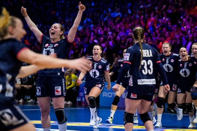 251214 Players of Norway celebrate after winning in the IHF Women s World Championship, WM, Weltmeisterschaft final between Germany and Norway on December 14, 2025 in Rotterdam. Photo: Joel Marklund BILDBYRAN kod JM JM0758 bbeng handball handboll handball vm handball-vm handbolls-vm ihf handball world championship world handball championship 2025 world championship 2025 final tyskland norway norge germany dam jubel Copyright: JOELxMARKLUND BB251214JM082