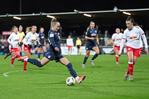 Google Pixel Frauen-Bundesliga, RB Leipzig - TSG Hoffenheim; 14.12.2025 Laura Gloning (20, TSG Hoffenheim). Fußball, Google Pixel Frauen-Bundesliga, Saison 2025 2026, 13. Spieltag: RB Leipzig vs. TSG 1899 Hoffenheim am 14.12.2025, Trainingszentrum Cottaweg, Leipzig. DFB REGULATIONS PROHIBIT ANY USE OF PHOTOGRAPHS AS IMAGE SEQUENCES AND OR QUASI-VIDEO. Copyright: xBEAUTIFULxSPORTS JanxKaeferx