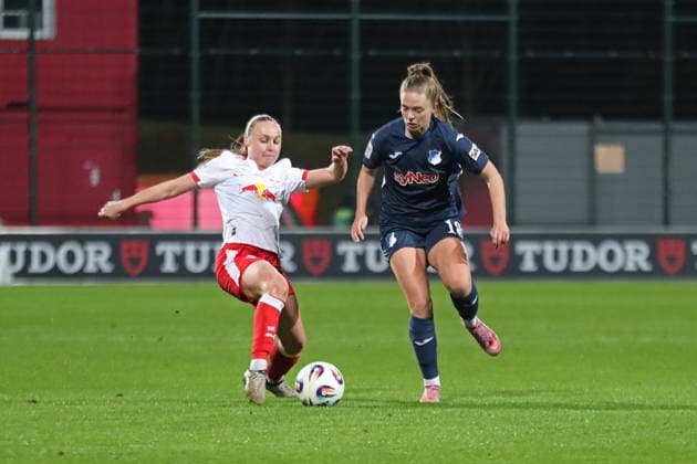 Google Pixel Frauen-Bundesliga, RB Leipzig - TSG Hoffenheim; 14.12.2025 Lou-Ann Joly (6, RB Leipzig) gegen Valesca Ampoorter (18, TSG Hoffenheim). Fußball, Google Pixel Frauen-Bundesliga, Saison 2025 2026, 13. Spieltag: RB Leipzig vs. TSG 1899 Hoffenheim am 14.12.2025, Trainingszentrum Cottaweg, Leipzig. DFB REGULATIONS PROHIBIT ANY USE OF PHOTOGRAPHS AS IMAGE SEQUENCES AND OR QUASI-VIDEO. Copyright: xBEAUTIFULxSPORTS JanxKaeferx
