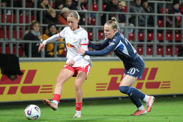 14.12.2025 Fußball Frauen 2025 2026 Google Pixel Frauen-Bundesliga 13. Spieltag RB Leipzig - TSG Hoffenheim RB-Trainingszentrum am Cottaweg Leipzig Marlene Müller (RBL, 27, weiß) schirmt den Ball vor Laura Gloning (TSG, 20, blau) ab. Leipzig Sachsen Deutschland