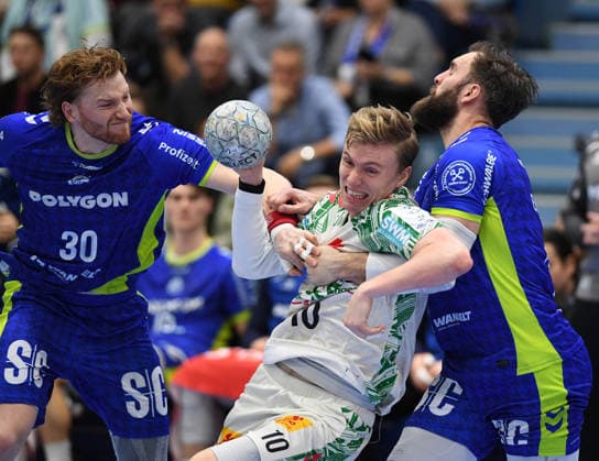 14.12.2025, xophax, Daikin HBL 2025 2026 Handball VFL Gummersbach - SC Magdeburg Schwalbe Arena Gisli Thorgeir Kristjansson , mitte ( SC Magdeburg ) gegen Tom Kiesler , links und Teitur Örn Einarsson , rechts ( beide SC Magdeburg ) Gummersbach