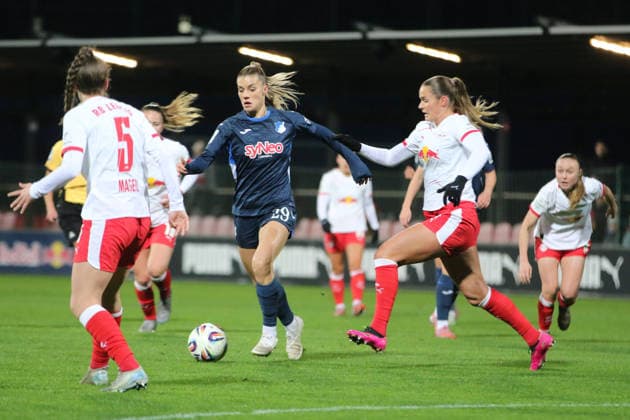 14.12.2025 Fußball Frauen 2025 2026 Google Pixel Frauen-Bundesliga 13. Spieltag RB Leipzig - TSG Hoffenheim RB-Trainingszentrum am Cottaweg Leipzig Selina Cerci (TSG, 29, blau) setzt sich gegen Andrea Norheim (RBL, 3, weiß) und Julia Magerl (RBL, 5, weiß) durch. Leipzig Sachsen Deutschland