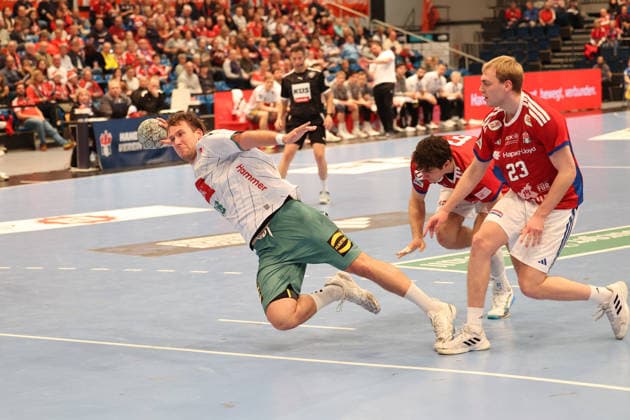 Handball Daikin Handball Bundesliga 2025 2026 - Handball Verein Hamburg vs. GWD Minden Niclas Benedict Heitkamp (Minden),Elias Kofler (Hamburg),Einar Olafsson (Hamburg), Sporthalle Hamburg Hamburg