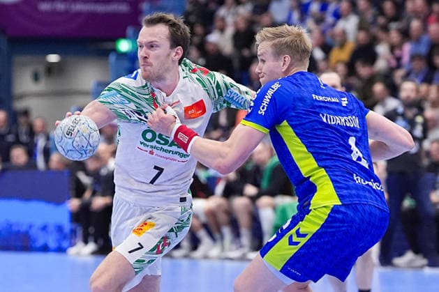 14.12.2025, xydrx, Handball, 1.HBL, VfL Gummersbach - SC Magdeburg, Schwalbe-Arena: Felix Claar (SC Magdeburg 7) im Zweikampf gegen Ellidi Vidarsson (VfL Gummersbach 4) Photo: xYannisxDreimannxPressefotoKochx Nordrhein-Westfahlen Deutschland