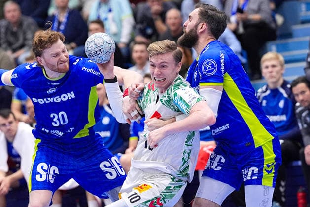 14.12.2025, xydrx, Handball, 1.HBL, VfL Gummersbach - SC Magdeburg, Schwalbe-Arena: Gisli Kristjansson (SC Magdeburg 10) im Zweikampf gegen Tom Kiesler (VfL Gummersbach 30) und Teitur Einarsson (VfL Gummersbach 14) Photo: xYannisxDreimannxPressefotoKochx Nordrhein-Westfahlen Deutschland