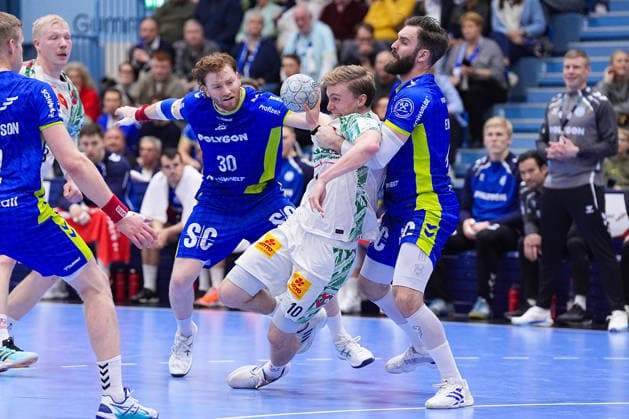 14.12.2025, xydrx, Handball, 1.HBL, VfL Gummersbach - SC Magdeburg, Schwalbe-Arena: Gisli Kristjansson (SC Magdeburg 10) im Zweikampf gegen Tom Kiesler (VfL Gummersbach 30) und Teitur Einarsson (VfL Gummersbach 14) Photo: xYannisxDreimannxPressefotoKochx Nordrhein-Westfahlen Deutschland