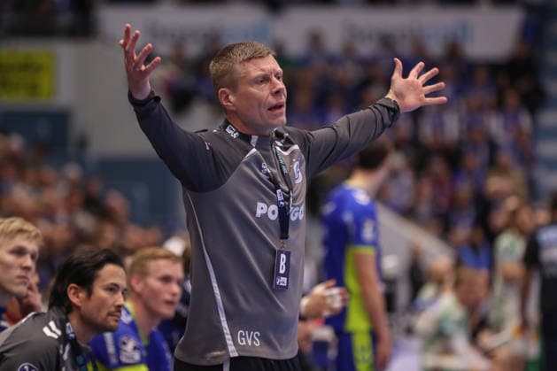 14.12.2025, xgox, Handball - Daikin HBL VfL Gummersbach - SC Magdeburg emspor, v.l. Gudjon Valur Sigurdsson (Gummersbach, Trainer) Reklamiert, beschwert sich, schimpft Gummersbach