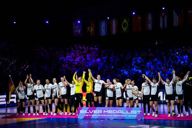 251214 Players of Germany celebrate second place after the IHF Women s World Championship, WM, Weltmeisterschaft final between Germany and Norway on December 14, 2025 in Rotterdam. Photo: Joel Marklund BILDBYRAN kod JM JM0758 bbeng handball handboll handball vm handball-vm handbolls-vm ihf handball world championship world handball championship 2025 world championship 2025 final tyskland norway norge germany dam jubel Copyright: JOELxMARKLUND BB251214JM084
