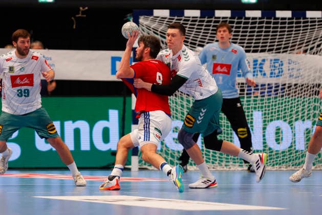 Handball 1. Handball-Bundesliga, DAIKIN HBL 2025 2026 - Handball Verein Hamburg (HSVH) vs. GWD Minden Jacob Arenth Lassen (Hamburg) wird vom ehemaligen Hamburg Azat Valiullin (Minden) gehalten . Sporthalle Hamburg Hamburg Foto: Frank Schoof