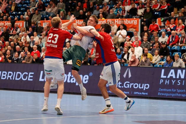 Handball 1. Handball-Bundesliga, DAIKIN HBL 2025 2026 - Handball Verein Hamburg (HSVH) vs. GWD Minden Morten Hempel Jensen (Minden) im Zweikampf mit xEinar Olafsson (Hamburg) und Jacob Arenth Lassen (Hamburg) . Sporthalle Hamburg Hamburg Foto: Frank Schoof