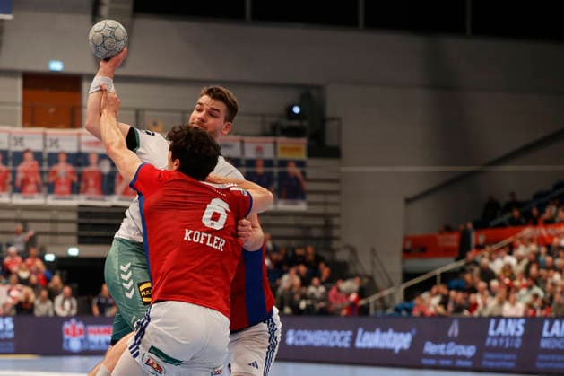 Handball 1. Handball-Bundesliga, DAIKIN HBL 2025 2026 - Handball Verein Hamburg (HSVH) vs. GWD Minden Ian Weber (Minden) im Zweikampf mit Elias Kofler (Hamburg) . Sporthalle Hamburg Hamburg Foto: Frank Schoof