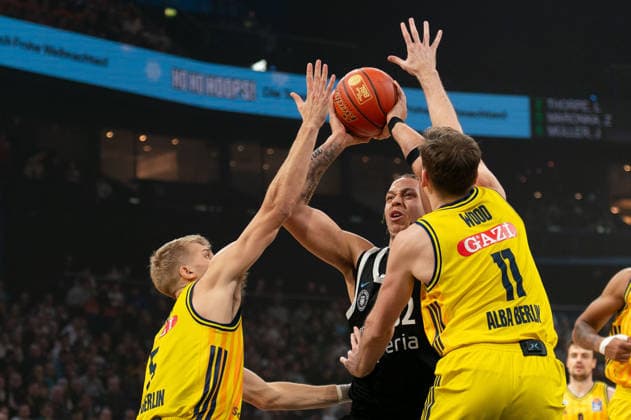 Zacharie Perrin (Veolia Towers Hamburg, 52) im Zweikampf mit Sam Griesel (ALBA Berlin, 05) und Moses Wood (ALBA Berlin, 11), GER, Veolia Towers Hamburg vs Alba Berlin, Basketball, Bundesliga, Spieltag 10, Saison 2025 2026, 14.12.2025 GER, Veolia Towers Hamburg vs Alba Berlin, Basketball, Bundesliga, Spieltag 10, Saison 2025 2026, 14.12.2025 Hamburg Copyright: xEibner-Pressefoto MaxxVincenx EP_MVN