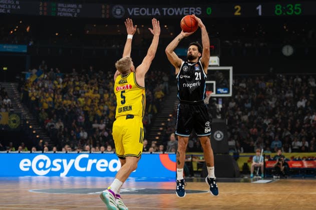 Devon Daniels (Veolia Towers Hamburg, 21) beim Wurf, Sam Griesel (ALBA Berlin, 05), GER, Veolia Towers Hamburg vs Alba Berlin, Basketball, Bundesliga, Spieltag 10, Saison 2025 2026, 14.12.2025 GER, Veolia Towers Hamburg vs Alba Berlin, Basketball, Bundesliga, Spieltag 10, Saison 2025 2026, 14.12.2025 Hamburg Copyright: xEibner-Pressefoto MaxxVincenx EP_MVN