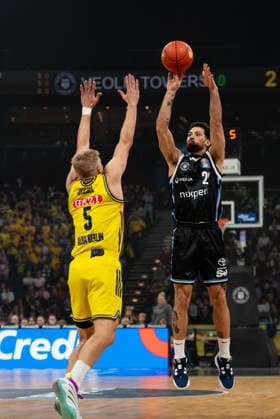 Devon Daniels (Veolia Towers Hamburg, 21) beim Wurf, Sam Griesel (ALBA Berlin, 05), GER, Veolia Towers Hamburg vs Alba Berlin, Basketball, Bundesliga, Spieltag 10, Saison 2025 2026, 14.12.2025 GER, Veolia Towers Hamburg vs Alba Berlin, Basketball, Bundesliga, Spieltag 10, Saison 2025 2026, 14.12.2025 Hamburg Copyright: xEibner-Pressefoto MaxxVincenx EP_MVN