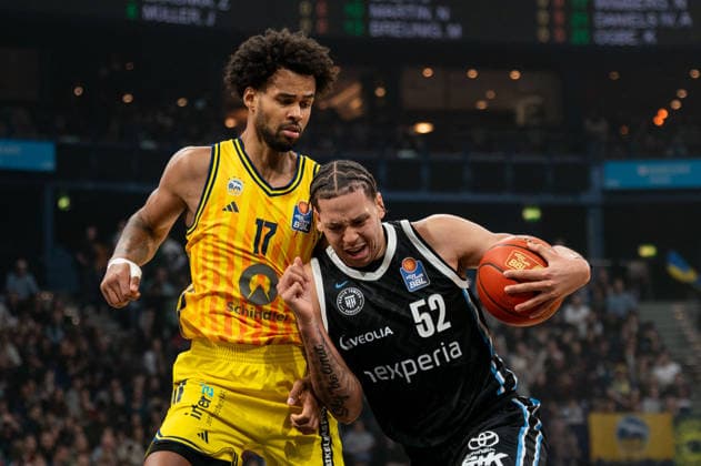 Zacharie Perrin (Veolia Towers Hamburg, 52) im Zweikampf Norris Agbakoko (ALBA Berlin, 17), GER, Veolia Towers Hamburg vs Alba Berlin, Basketball, Bundesliga, Spieltag 10, Saison 2025 2026, 14.12.2025 GER, Veolia Towers Hamburg vs Alba Berlin, Basketball, Bundesliga, Spieltag 10, Saison 2025 2026, 14.12.2025 Hamburg Copyright: xEibner-Pressefoto MaxxVincenx EP_MVN