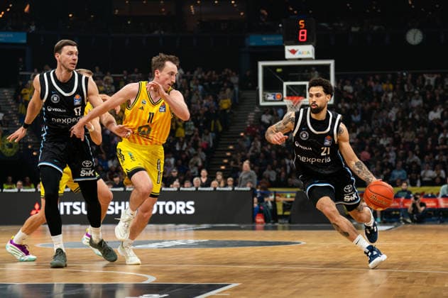 Devon Daniels (Veolia Towers Hamburg, 21) im Dribbling, Moses Wood (ALBA Berlin, 11), GER, Veolia Towers Hamburg vs Alba Berlin, Basketball, Bundesliga, Spieltag 10, Saison 2025 2026, 14.12.2025 GER, Veolia Towers Hamburg vs Alba Berlin, Basketball, Bundesliga, Spieltag 10, Saison 2025 2026, 14.12.2025 Hamburg Copyright: xEibner-Pressefoto MaxxVincenx EP_MVN