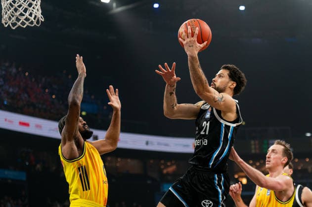 Devon Daniels (Veolia Towers Hamburg, 21) beim Korbleger, Jwan Roberts (ALBA Berlin, 13), GER, Veolia Towers Hamburg vs Alba Berlin, Basketball, Bundesliga, Spieltag 10, Saison 2025 2026, 14.12.2025 GER, Veolia Towers Hamburg vs Alba Berlin, Basketball, Bundesliga, Spieltag 10, Saison 2025 2026, 14.12.2025 Hamburg Copyright: xEibner-Pressefoto MaxxVincenx EP_MVN