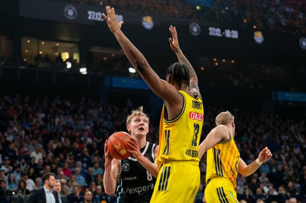 Jared Grey (Veolia Towers Hamburg, 08) gegen Jwan Roberts (ALBA Berlin, 13), GER, Veolia Towers Hamburg vs Alba Berlin, Basketball, Bundesliga, Spieltag 10, Saison 2025 2026, 14.12.2025 GER, Veolia Towers Hamburg vs Alba Berlin, Basketball, Bundesliga, Spieltag 10, Saison 2025 2026, 14.12.2025 Hamburg Copyright: xEibner-Pressefoto MaxxVincenx EP_MVN