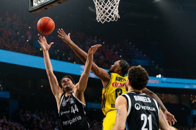 Benedikt Turudic (Veolia Towers Hamburg, 44) beim Korbleger gegen Jwan Roberts (ALBA Berlin, 13), GER, Veolia Towers Hamburg vs Alba Berlin, Basketball, Bundesliga, Spieltag 10, Saison 2025 2026, 14.12.2025 GER, Veolia Towers Hamburg vs Alba Berlin, Basketball, Bundesliga, Spieltag 10, Saison 2025 2026, 14.12.2025 Hamburg Copyright: xEibner-Pressefoto MaxxVincenx EP_MVN