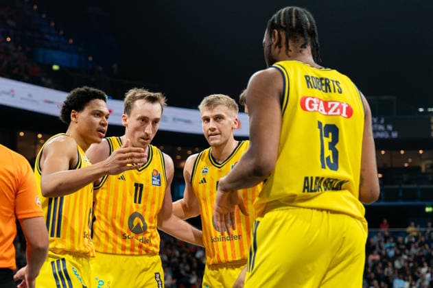 Alba beim Huddle, Jack Kayil (ALBA Berlin, 07), Moses Wood (ALBA Berlin, 11), Sam Griesel (ALBA Berlin, 05), Jwan Roberts (ALBA Berlin, 13), GER, Veolia Towers Hamburg vs Alba Berlin, Basketball, Bundesliga, Spieltag 10, Saison 2025 2026, 14.12.2025 GER, Veolia Towers Hamburg vs Alba Berlin, Basketball, Bundesliga, Spieltag 10, Saison 2025 2026, 14.12.2025 Hamburg Copyright: xEibner-Pressefoto MaxxVincenx EP_MVN