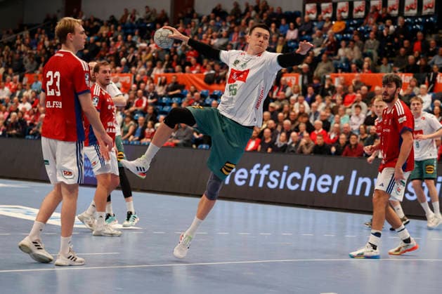 Handball 1. Handball-Bundesliga, DAIKIN HBL 2025 2026 - Handball Verein Hamburg (HSVH) vs. GWD Minden Azat Valiullin (Minden) kommt frei zum Wurf am Kreis, xEinar Olafsson (Hamburg) und Jacob Arenth Lassen (Hamburg) muessen zuschauen . Sporthalle Hamburg Hamburg Foto: Frank Schoof