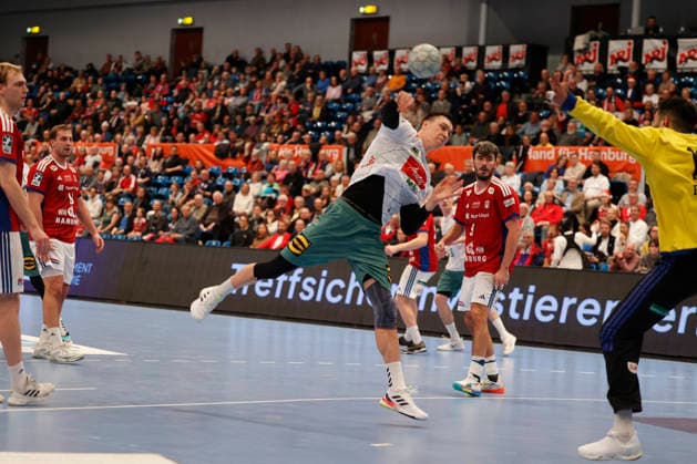 Handball 1. Handball-Bundesliga, DAIKIN HBL 2025 2026 - Handball Verein Hamburg (HSVH) vs. GWD Minden Azat Valiullin (Minden) scheitert am überragenden Torwart Mohammed Essam Moustafa El-Tayar (Hamburg) . Sporthalle Hamburg Hamburg Foto: Frank Schoof