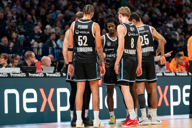 Veolia Towers Hamburg beim Huddle, Zacharie Perrin (Veolia Towers Hamburg, 52), Leonard Thorpe Jr. (Veolia Towers Hamburg, 02), Jared Grey (Veolia Towers Hamburg, 08), Kenneth Ogbe (Veolia Towers Hamburg, 25), GER, Veolia Towers Hamburg vs Alba Berlin, Basketball, Bundesliga, Spieltag 10, Saison 2025 2026, 14.12.2025 GER, Veolia Towers Hamburg vs Alba Berlin, Basketball, Bundesliga, Spieltag 10, Saison 2025 2026, 14.12.2025 Hamburg Copyright: xEibner-Pressefoto MaxxVincenx EP_MVN