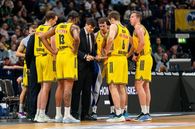 Alba beim Huddle, Pedro Calles (ALBA Berlin, Trainer) gibt Spieler Anweisungen, Moses Wood (ALBA Berlin, 11), Jwan Roberts (ALBA Berlin, 13), Malte Delow (ALBA Berlin, 06), Justin Bean (ALBA Berlin, 34), GER, Veolia Towers Hamburg vs Alba Berlin, Basketball, Bundesliga, Spieltag 10, Saison 2025 2026, 14.12.2025 GER, Veolia Towers Hamburg vs Alba Berlin, Basketball, Bundesliga, Spieltag 10, Saison 2025 2026, 14.12.2025 Hamburg Copyright: xEibner-Pressefoto MaxxVincenx EP_MVN