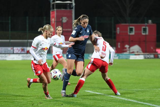 Google Pixel Frauen-Bundesliga, RB Leipzig - TSG Hoffenheim; 14.12.2025 Melissa Kössler (25, TSG Hoffenheim) zwischen Marlene Müller (27, RB Leipzig) und Julia Magerl (5, RB Leipzig). Fußball, Google Pixel Frauen-Bundesliga, Saison 2025 2026, 13. Spieltag: RB Leipzig vs. TSG 1899 Hoffenheim am 14.12.2025, Trainingszentrum Cottaweg, Leipzig. DFB REGULATIONS PROHIBIT ANY USE OF PHOTOGRAPHS AS IMAGE SEQUENCES AND OR QUASI-VIDEO. Copyright: xBEAUTIFULxSPORTS JanxKaeferx