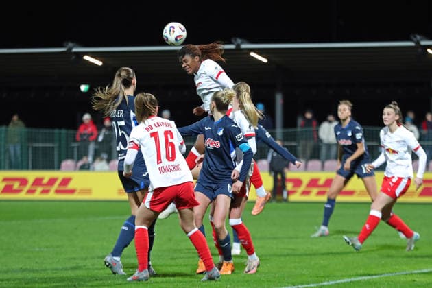 Google Pixel Frauen-Bundesliga, RB Leipzig - TSG Hoffenheim; 14.12.2025 Delice Boboy (17, RB Leipzig) rettet per Kopf. Fußball, Google Pixel Frauen-Bundesliga, Saison 2025 2026, 13. Spieltag: RB Leipzig vs. TSG 1899 Hoffenheim am 14.12.2025, Trainingszentrum Cottaweg, Leipzig. DFB REGULATIONS PROHIBIT ANY USE OF PHOTOGRAPHS AS IMAGE SEQUENCES AND OR QUASI-VIDEO. Copyright: xBEAUTIFULxSPORTS JanxKaeferx