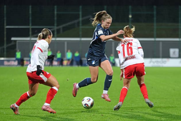 Google Pixel Frauen-Bundesliga, RB Leipzig - TSG Hoffenheim; 14.12.2025 Valesca Ampoorter (18, TSG Hoffenheim) gegen Annabel Schasching (16, RB Leipzig). Fußball, Google Pixel Frauen-Bundesliga, Saison 2025 2026, 13. Spieltag: RB Leipzig vs. TSG 1899 Hoffenheim am 14.12.2025, Trainingszentrum Cottaweg, Leipzig. DFB REGULATIONS PROHIBIT ANY USE OF PHOTOGRAPHS AS IMAGE SEQUENCES AND OR QUASI-VIDEO. Copyright: xBEAUTIFULxSPORTS JanxKaeferx