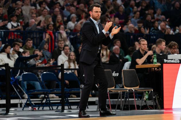 Benka Barloschky (Veolia Towers Hamburg, Trainer) Applaus, GER, Veolia Towers Hamburg vs Alba Berlin, Basketball, Bundesliga, Spieltag 10, Saison 2025 2026, 14.12.2025 GER, Veolia Towers Hamburg vs Alba Berlin, Basketball, Bundesliga, Spieltag 10, Saison 2025 2026, 14.12.2025 Hamburg Copyright: xEibner-Pressefoto MaxxVincenx EP_MVN