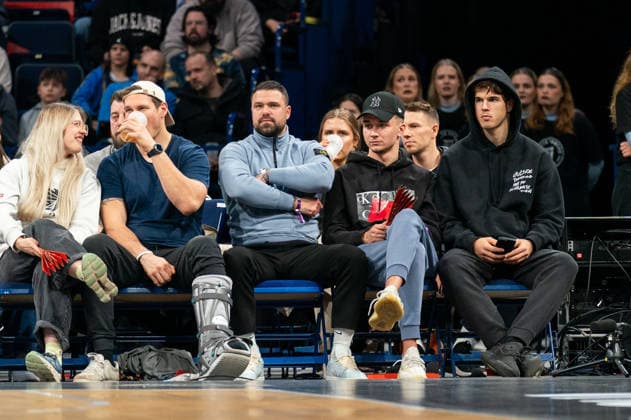 Luka Vuskovic (Hamburger SV, 44) schaut zu, GER, Veolia Towers Hamburg vs Alba Berlin, Basketball, Bundesliga, Spieltag 10, Saison 2025 2026, 14.12.2025 GER, Veolia Towers Hamburg vs Alba Berlin, Basketball, Bundesliga, Spieltag 10, Saison 2025 2026, 14.12.2025 Hamburg Copyright: xEibner-Pressefoto MaxxVincenx EP_MVN