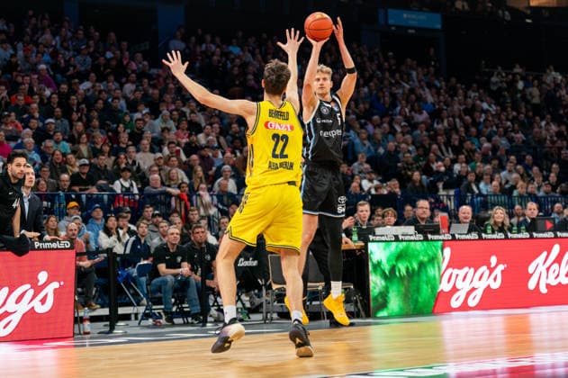 Zsombor Maronka (Veolia Towers Hamburg, 05) beim Wurf, Nevio Bennefeld (ALBA Berlin, 22), GER, Veolia Towers Hamburg vs Alba Berlin, Basketball, Bundesliga, Spieltag 10, Saison 2025 2026, 14.12.2025 GER, Veolia Towers Hamburg vs Alba Berlin, Basketball, Bundesliga, Spieltag 10, Saison 2025 2026, 14.12.2025 Hamburg Copyright: xEibner-Pressefoto MaxxVincenx EP_MVN