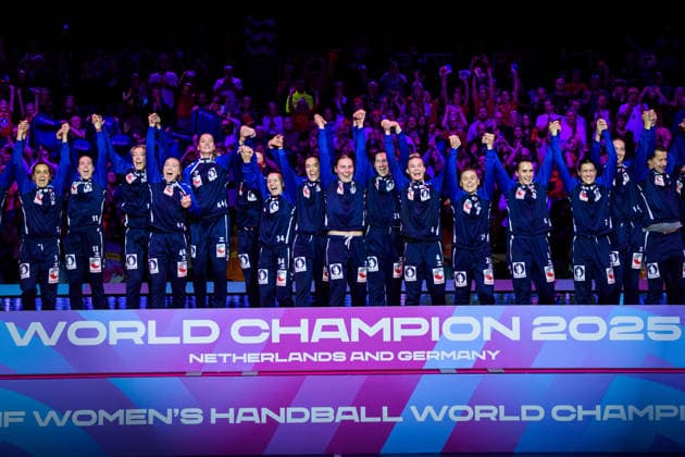 251214 Players of Norway celebrate winning after the IHF Women s World Championship, WM, Weltmeisterschaft final between Germany and Norway on December 14, 2025 in Rotterdam. Photo: Joel Marklund BILDBYRAN kod JM JM0758 bbeng handball handboll handball vm handball-vm handbolls-vm ihf handball world championship world handball championship 2025 world championship 2025 final tyskland norway norge germany dam jubel Copyright: JOELxMARKLUND BB251214JM087