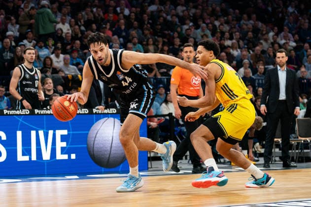 Benedikt Turudic (Veolia Towers Hamburg, 44) im Dribbling gegen Jack Kayil (ALBA Berlin, 07), GER, Veolia Towers Hamburg vs Alba Berlin, Basketball, Bundesliga, Spieltag 10, Saison 2025 2026, 14.12.2025 GER, Veolia Towers Hamburg vs Alba Berlin, Basketball, Bundesliga, Spieltag 10, Saison 2025 2026, 14.12.2025 Hamburg Copyright: xEibner-Pressefoto MaxxVincenx EP_MVN