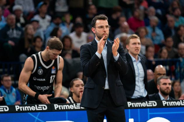 Benka Barloschky (Veolia Towers Hamburg, Trainer), GER, Veolia Towers Hamburg vs Alba Berlin, Basketball, Bundesliga, Spieltag 10, Saison 2025 2026, 14.12.2025 GER, Veolia Towers Hamburg vs Alba Berlin, Basketball, Bundesliga, Spieltag 10, Saison 2025 2026, 14.12.2025 Hamburg Copyright: xEibner-Pressefoto MaxxVincenx EP_MVN