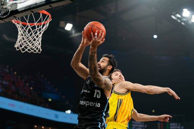Martin Breunig (Veolia Towers Hamburg, 13) beim Korbleger, Alex OConnell (ALBA Berlin, 03), GER, Veolia Towers Hamburg vs Alba Berlin, Basketball, Bundesliga, Spieltag 10, Saison 2025 2026, 14.12.2025 GER, Veolia Towers Hamburg vs Alba Berlin, Basketball, Bundesliga, Spieltag 10, Saison 2025 2026, 14.12.2025 Hamburg Copyright: xEibner-Pressefoto MaxxVincenx EP_MVN