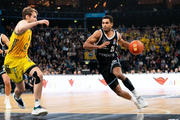 Kenneth Ogbe (Veolia Towers Hamburg, 25) im Dribbling gegen Malte Delow (ALBA Berlin, 06), GER, Veolia Towers Hamburg vs Alba Berlin, Basketball, Bundesliga, Spieltag 10, Saison 2025 2026, 14.12.2025 GER, Veolia Towers Hamburg vs Alba Berlin, Basketball, Bundesliga, Spieltag 10, Saison 2025 2026, 14.12.2025 Hamburg Copyright: xEibner-Pressefoto MaxxVincenx EP_MVN