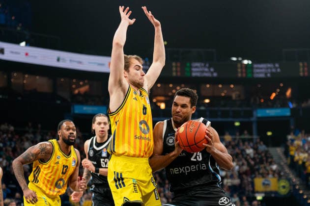 Kenneth Ogbe (Veolia Towers Hamburg, 25) im Zweikampf Malte Delow (ALBA Berlin, 06), GER, Veolia Towers Hamburg vs Alba Berlin, Basketball, Bundesliga, Spieltag 10, Saison 2025 2026, 14.12.2025 GER, Veolia Towers Hamburg vs Alba Berlin, Basketball, Bundesliga, Spieltag 10, Saison 2025 2026, 14.12.2025 Hamburg Copyright: xEibner-Pressefoto MaxxVincenx EP_MVN