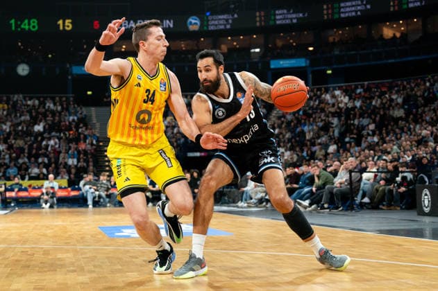 Martin Breunig (Veolia Towers Hamburg, 13) im Dribbling gegen Justin Bean (ALBA Berlin, 34), GER, Veolia Towers Hamburg vs Alba Berlin, Basketball, Bundesliga, Spieltag 10, Saison 2025 2026, 14.12.2025 GER, Veolia Towers Hamburg vs Alba Berlin, Basketball, Bundesliga, Spieltag 10, Saison 2025 2026, 14.12.2025 Hamburg Copyright: xEibner-Pressefoto MaxxVincenx EP_MVN